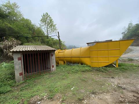 安装在紧凑型山区矿山现场的黄色矿用通风机